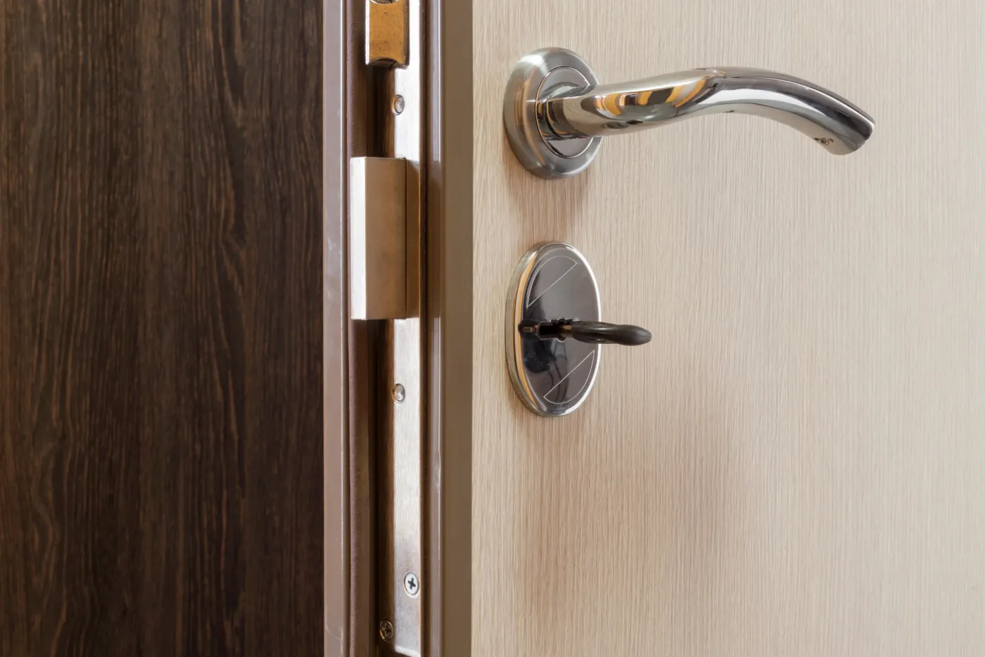 Serrurier réglant une serrure de porte d'entrée à Corbeil-Essonnes